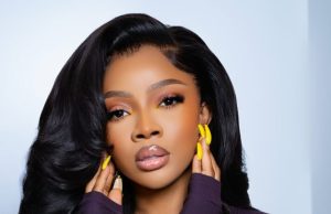Toke Makinwa’s Look Has Us Taking Notes | Yes to Yellow Nails, Plum Top & Side-Swept Waves