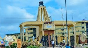 Commuters, staff stranded as students protest renaming of Ibadan Poly after Olunloyo