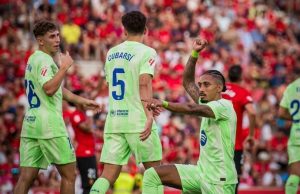 Barcelona stroll past nine-man Mallorca to open Liga title defence